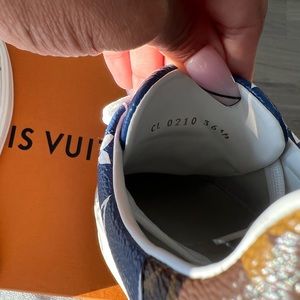 Louis Vuitton Sneaker Time Out LV Escale Blue Leather ref.196812 - Joli  Closet